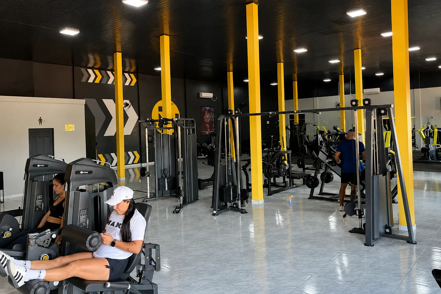 Interior da Inter Academia Premium com alunos treinando